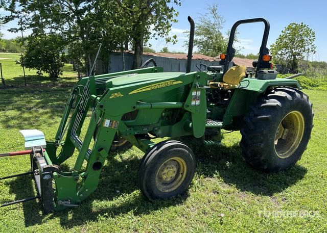 Grüner John Deere Traktor mit Frontlader, bereit für Auktion